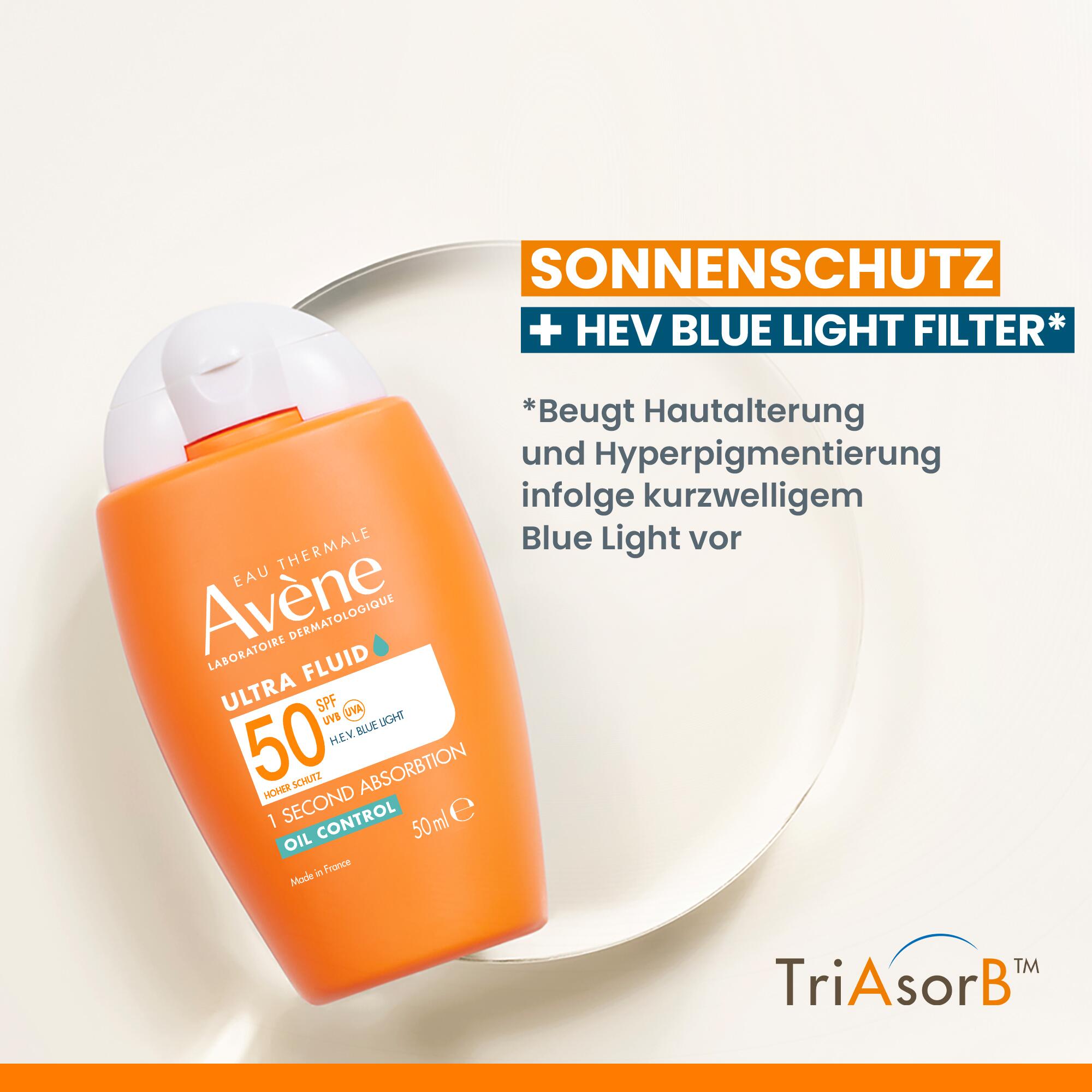 Eine orangefarbene Flasche Avène Ultra Fluid SPF 50 liegt auf einer hellen Unterlage. Der Sonnenschutz enthält einen HEV Blue Light Filter und schützt vor UV-Strahlung, Hautalterung und Hyperpigmentierung durch kurzwelliges blaues Licht.
